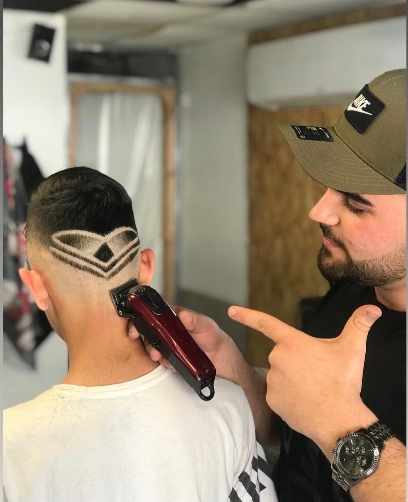fade נמוך עם תסרוקת גלים